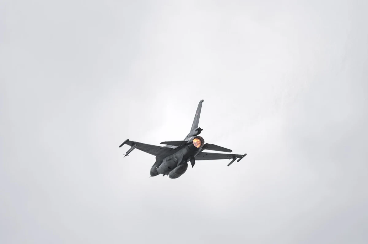 Izrael wstrzymał loty wszystkich swoich myśliwców po katastrofie samolotu F-16, który runął do morza po awarii silnika. Pilot i nawigator samolotu bezpiecznie się katapultowali. Z morza wyciągnął ich wojskowy śmigłowiec ratowniczy.