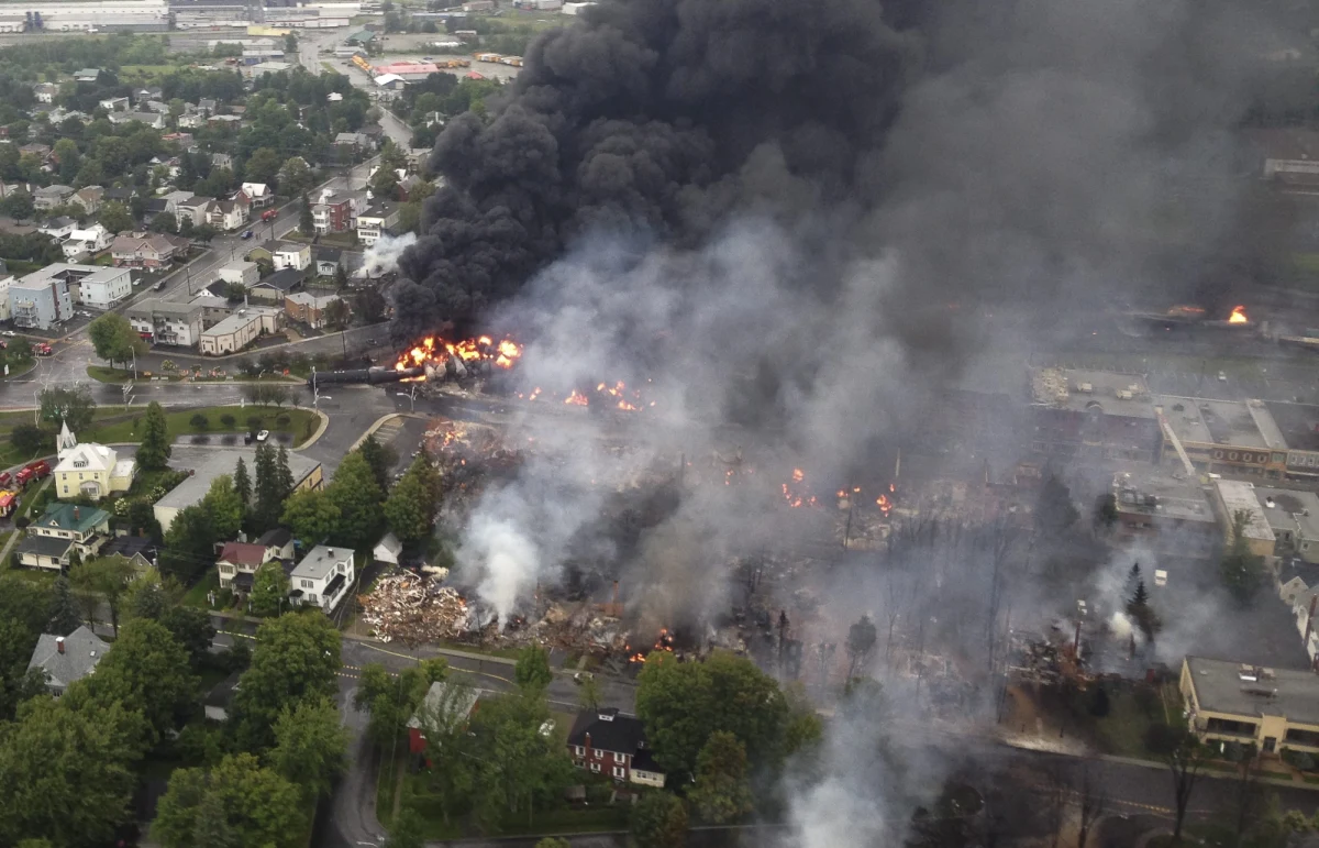 5 osób zginęło, a 40 uznaje się za zaginione - to bilans sobotniego wybuchu cystern kolejowych w kanadyjskim mieście Lac-Megantic w Quebecu. Potężna eksplozja zniszczyła dziesiątki budynków.