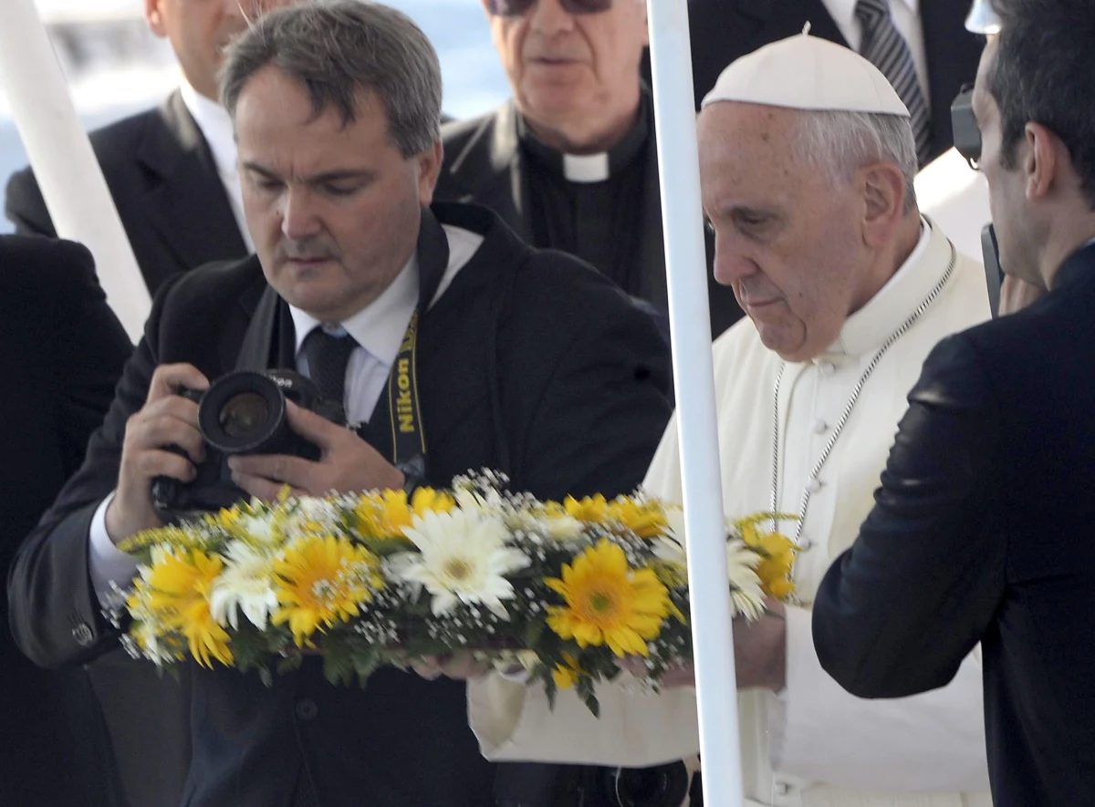 Włoska wyspa Lampedusa na Morzu Śródziemnym jest celem pierwszej podróży papieża Franciszka. Przybył tam na kilka godzin, by oddać hołd 20 tysiącom imigrantów z Afryki, którzy w ciągu ćwierć wieku utonęli w drodze do Włoch.  