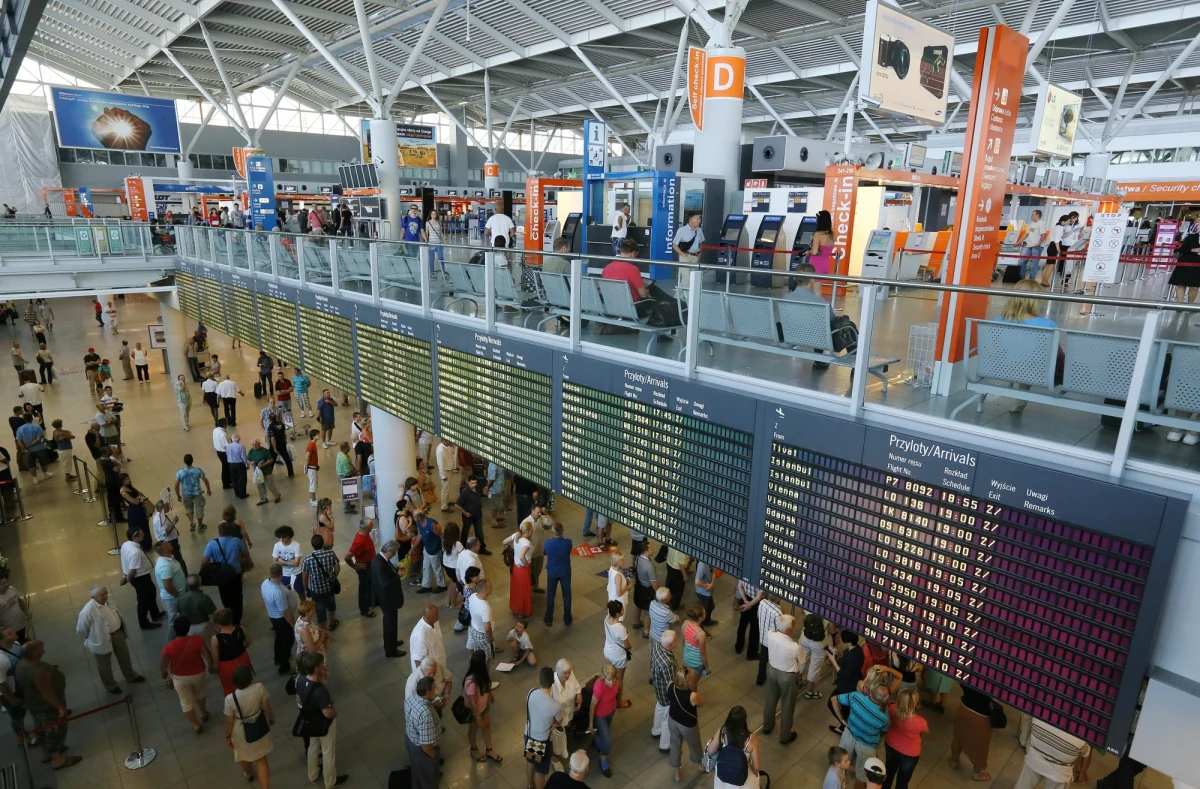 O godz. 17 duża grupa turystów w końcu wyleciała z Warszawy na Rodos. 160 pechowców prawie pół doby musiało czekać na swój samolot. Powód? Seria awarii kolejnych maszyn czarterowych. 