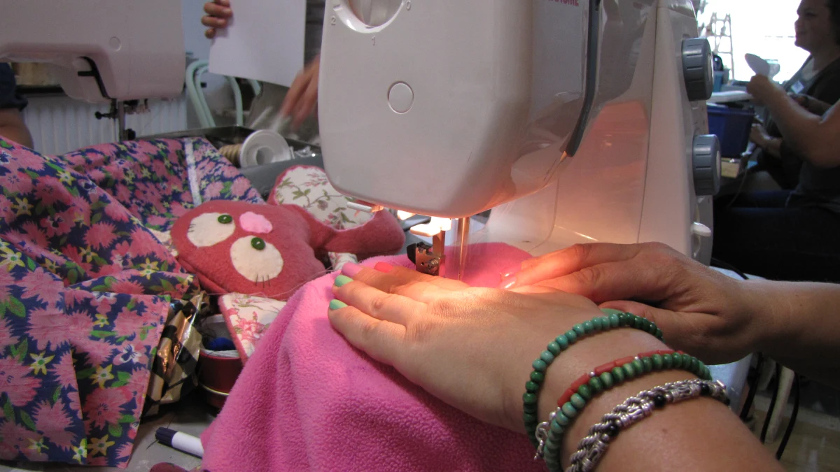 ​Od godziny "Trójmiasto szyje"... dla dziecięcego hospicjum w Gdyni. Grupa pań, które umówiły się przez internet, chce obdarować powstającą placówkę własnoręcznie uszytymi maskotkami i dekoracjami.  Już wiadomo, że na tej akcji szycia się nie skończy. 