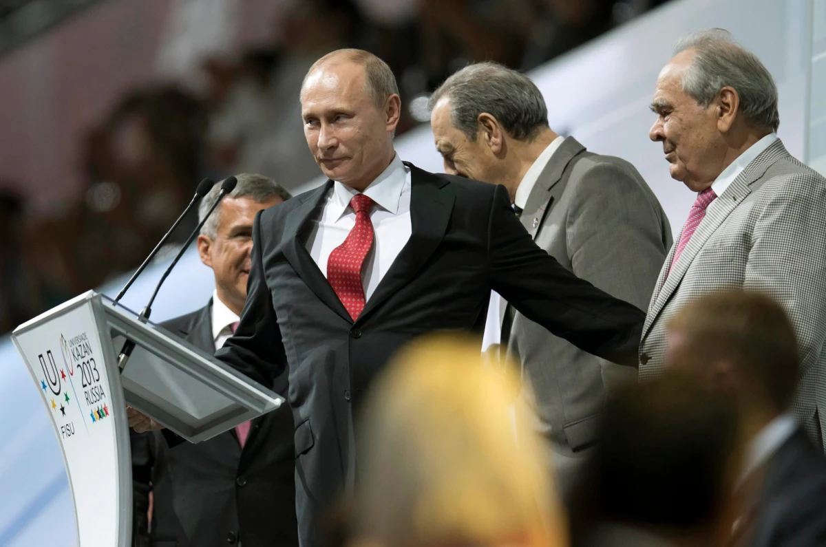 ​Władimir Putin rozgrywa sprawę Edwarda Snowdena, podobno wciąż koczującego w zamkniętej strefie lotniska Szeremietiewo, z prawdziwą wirtuozerią. Nie pochwala, ale i nie zamierza wydawać zbiega Amerykanom. Nazwał nawet Snowdena współczesnym dysydentem i porównał go do legendarnego Andrieja Sacharowa, który najpierw uczestniczył w radzieckim programie jądrowym, a potem został obrońcą praw człowieka, nagrodzonym w 1975 roku nagrodą Nobla.