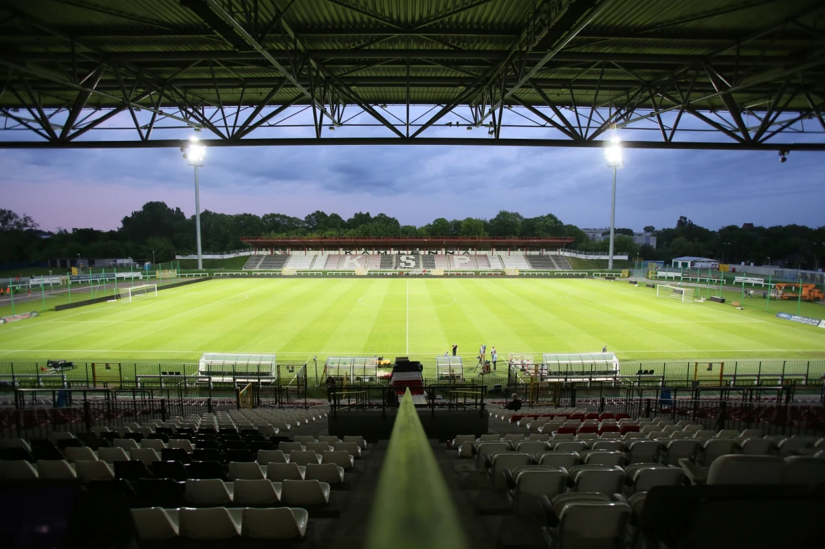 Polonia Warszawa, która po finansowych problemach zacznie nowy sezon w okręgówce lub czwartej lidze, rozpoczyna nabór do nowej drużyny. Zgłoszenia przyjmowane są drogą... mailową.