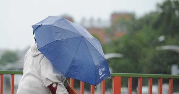 Kolejny weekend wakacji upłynie pod znakiem aury zmiennej i nieco kapryśnej. Opady deszczu, głównie przelotne, zachmurzenie umiarkowane oraz duże i niższe niż dotychczas temperatury, maksymalnie do 24-25 stopni Celsjusza - takie są prognozy na najbliższe dni. Lokalnie niewykluczone są również burze - ostrzegają synoptycy. Najchłodniejszym dniem weekendu ma być sobota. Kolejny przełom w pogodzie już wkrótce. Z obecnych prognoz wynika, że już na początku przyszłego tygodnia znów będziemy się cieszyć typowo wakacyjną słoneczną aurą.