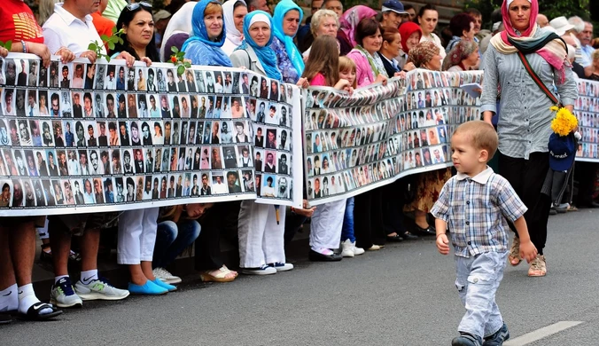 Tysiące ludzi na obchodach 18. rocznicy masakry w Srebrenicy