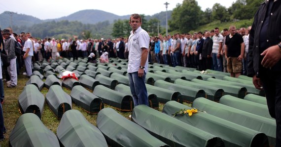 Dziesiątki tysięcy ludzi zebrały się w Srebrenicy w Bośni i Hercegowinie na obchodach 18. rocznicy masakry dokonanej na blisko 8 tysięcy Muzułmanów. Uroczyście pochowano ponad 400 zidentyfikowanych w ostatnim roku ofiar tej tragedii. W uroczystościach rocznicowych uczestniczyły tysiące bliskich ofiar, liczni politycy i zagraniczni dyplomaci.