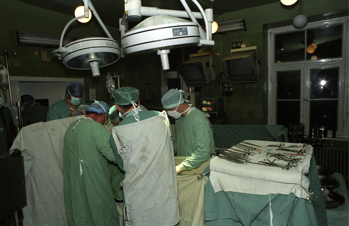 "To był wyjątkowy przeszczep" - mówią specjaliści z Instytutu Kardiologii w warszawskim Aninie. Nowe serce dostał pacjent, któremu trzy tygodnie wcześniej wszczepiono najnowszy model sztucznej polskiej komory. Dzięki sztucznemu narządowi mężczyzna mógł poczekać na nowe życie.  