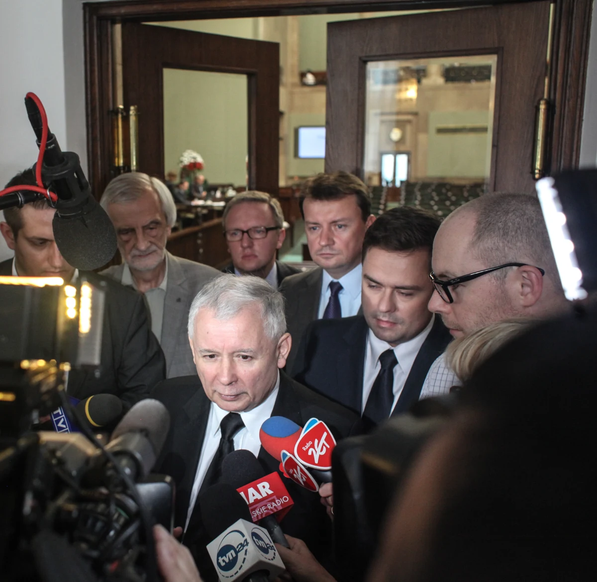 Sejm nie dał się ponieść manipulacjom politycznym - twierdzi szef MSZ. To moralny błąd - komentuje z kolei prezes PiS. Posłowie przyjęli dziś uchwałę w 70 rocznicę zbrodni wołyńskiej. Dokument nie nazywa wymordowania przez ukraińskich nacjonalistów ponad 100 tysięcy Polaków - ludobójstwem, a czystką etniczną o znamionach ludobójstwa.