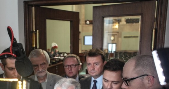 Sejm nie dał się ponieść manipulacjom politycznym - twierdzi szef MSZ. To moralny błąd - komentuje z kolei prezes PiS. Posłowie przyjęli dziś uchwałę w 70 rocznicę zbrodni wołyńskiej. Dokument nie nazywa wymordowania przez ukraińskich nacjonalistów ponad 100 tysięcy Polaków - ludobójstwem, a czystką etniczną o znamionach ludobójstwa.