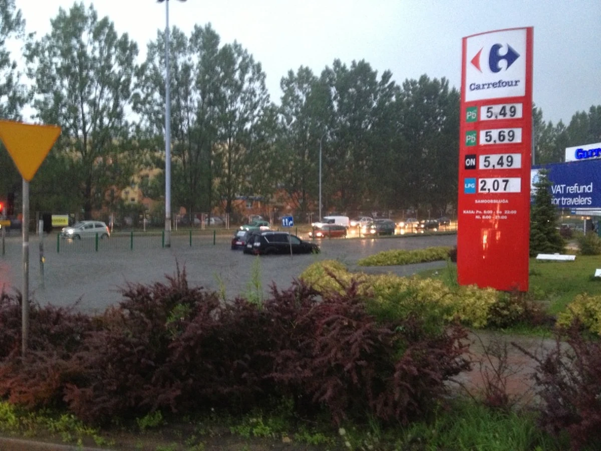 Potężna ulewa nad Olsztynem. Strażacy interweniowali już ponad 40 razy. Na Gorącą Linię RMF FM przesłaliście nam zdjęcia podtopionych ulic w tym mieście.