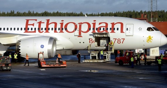 Piątek był wyjątkowo pechowym dniem dla amerykańskiej firmy Boeing. Z powodu pożaru flagowej maszyny - dreamlinera, na blisko dwie godziny został zamknięty pas startowy na londyńskim lotnisku Heathrow; port już wznowił pracę. W tym samym czasie z trasy zawróciła druga maszyna serii 787 lecąca z Manchesteru do USA.