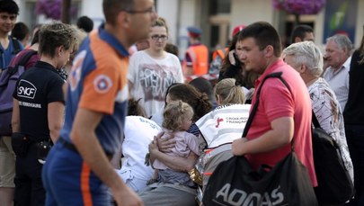 Pasażerowie i służby ratunkowe po wypadku w Bretigny-sur-Orge