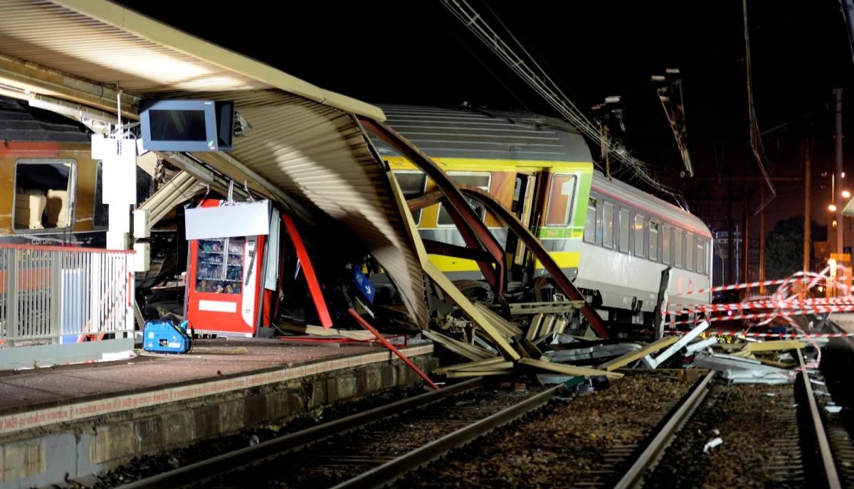 Co najmniej sześć osób zginęło we Francji w wyniku wykolejenia się pociągu na stacji Bretigny-sur-Orge pod Paryżem - podało francuskie MSW, aktualizując bilans ofiar. Wcześniejsze dane mówiły o śmierci co najmniej siedmiu ludzi. Stan dziewięciu rannych określa się jako ciężki. Ratownicy zakończyli już przeszukiwanie wraku. Teraz opracowywana jest strategia udrożnienia trasy i usunięcia pociągu z torów.