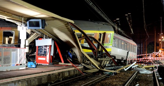 Co najmniej sześć osób zginęło we Francji w wyniku wykolejenia się pociągu na stacji Bretigny-sur-Orge pod Paryżem - podało francuskie MSW, aktualizując bilans ofiar. Wcześniejsze dane mówiły o śmierci co najmniej siedmiu ludzi. Stan dziewięciu rannych określa się jako ciężki. Ratownicy zakończyli już przeszukiwanie wraku. Teraz opracowywana jest strategia udrożnienia trasy i usunięcia pociągu z torów.