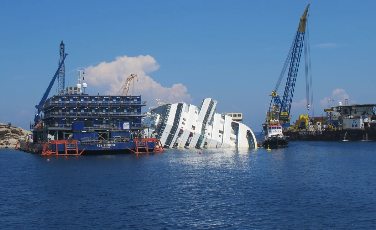 Tylko przez kilka najbliższych tygodni warunki na morzu będą na tyle sprzyjające, że możliwe będzie podjęcie próby usunięcia wycieczkowca Costa Concordia. Jak ostrzega jednak włoska Obrona Cywilna, wrak statku może jeszcze przez rok leżeć przy brzegu wyspy Giglio.