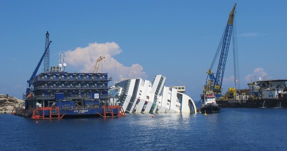 Tylko przez kilka najbliższych tygodni warunki na morzu będą na tyle sprzyjające, że możliwe będzie podjęcie próby usunięcia wycieczkowca Costa Concordia. Jak ostrzega jednak włoska Obrona Cywilna, wrak statku może jeszcze przez rok leżeć przy brzegu wyspy Giglio.