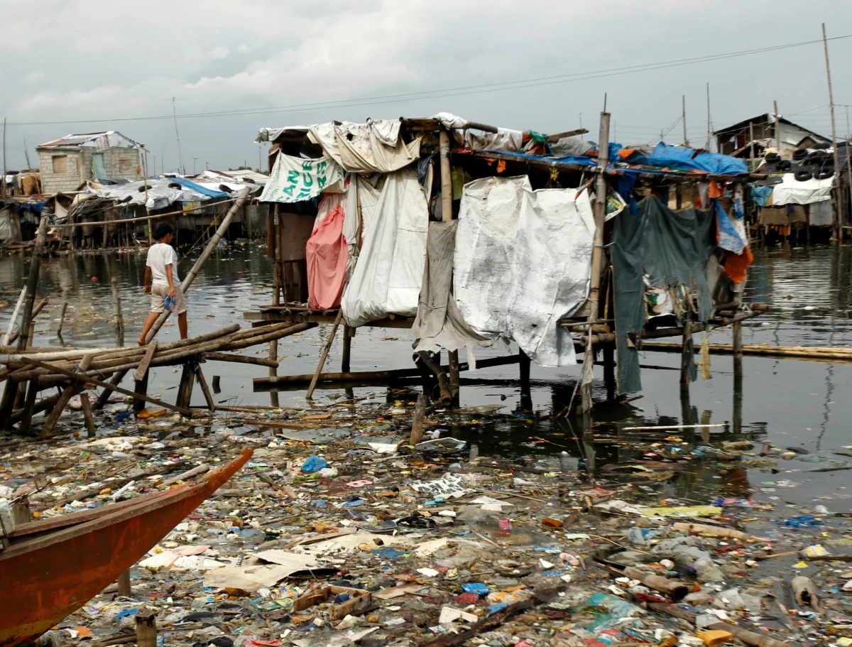 Silny tajfun nazwany przez meteorologów Soulik przeszedł nad Tajwanem, zabijając co najmniej jedną osobę, raniąc co najmniej 21 i wywołując chaos w komunikacji i biznesie na wyspie. Ponad pół miliona domów jest bez prądu.