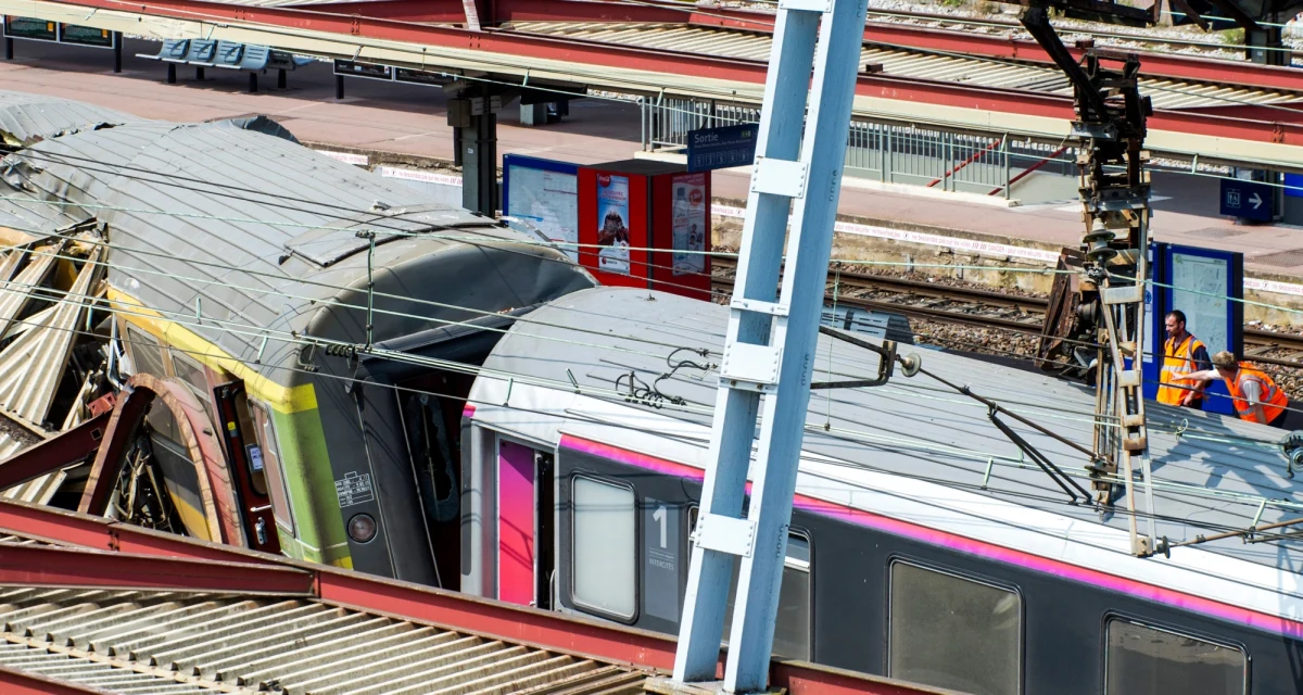 Awaria metalowego przełącznika zwrotnicy była przyczyną wypadku pociągu na stacji Bretigny-sur-Orge koło Paryża - podały francuskie linie kolejowe. Przewoźnik już zapowiedział kontrolę pięciu tysięcy takich urządzeń zainstalowanych na torach we Francji.