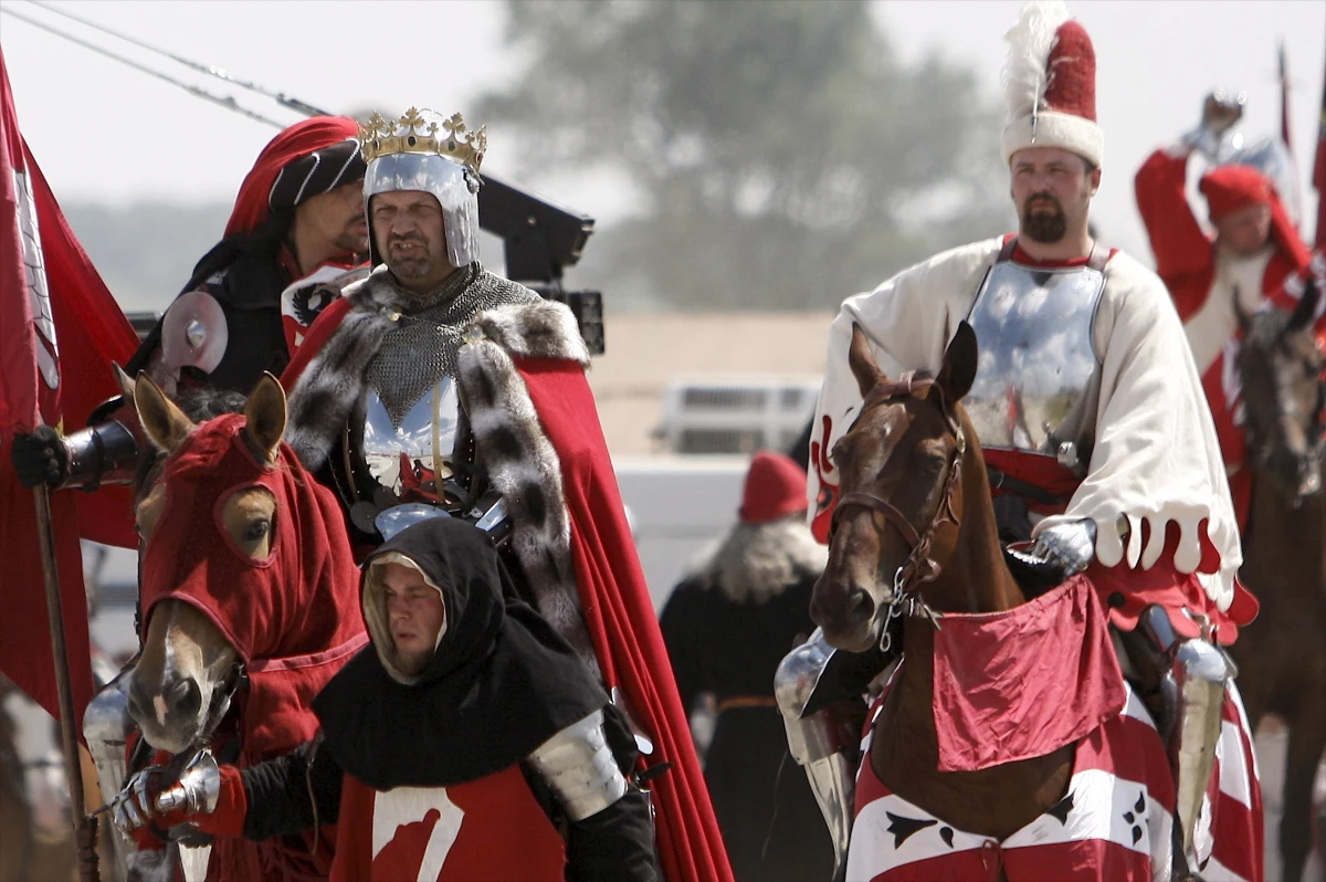 Według organizatorów w tegorocznej Bitwie pod Grunwaldem wystąpi ponad 1200 zbrojnych odtwórców historii z kilkunastu krajów. Kolejne 3 tys. mężczyzn, kobiet i dzieci w średniowiecznych strojach przebywają w obozowisku. Od lat w rolę króla Władysława Jagiełły wcieli się Jacek Szymański. 