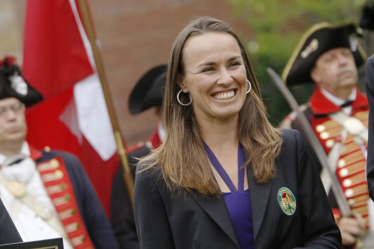 Szwajcarka Martina Hingis została jednym z najmłodszych członków tenisowej Galerii Sław. Uroczystość przyjęcia jej do tego elitarnego grona odbyła się w amerykańskim Newport, gdzie trwa turniej ATP. "Dziękuję ci, tenisie. Dałeś mi cały świat. A teraz, szczerze mówiąc, brakuje mi słów, aby oddać to, co czuję. Wybraliście mnie, aby ofiarować mi miejsce w wieczności" - powiedziała 32-letnia Szwajcarka.