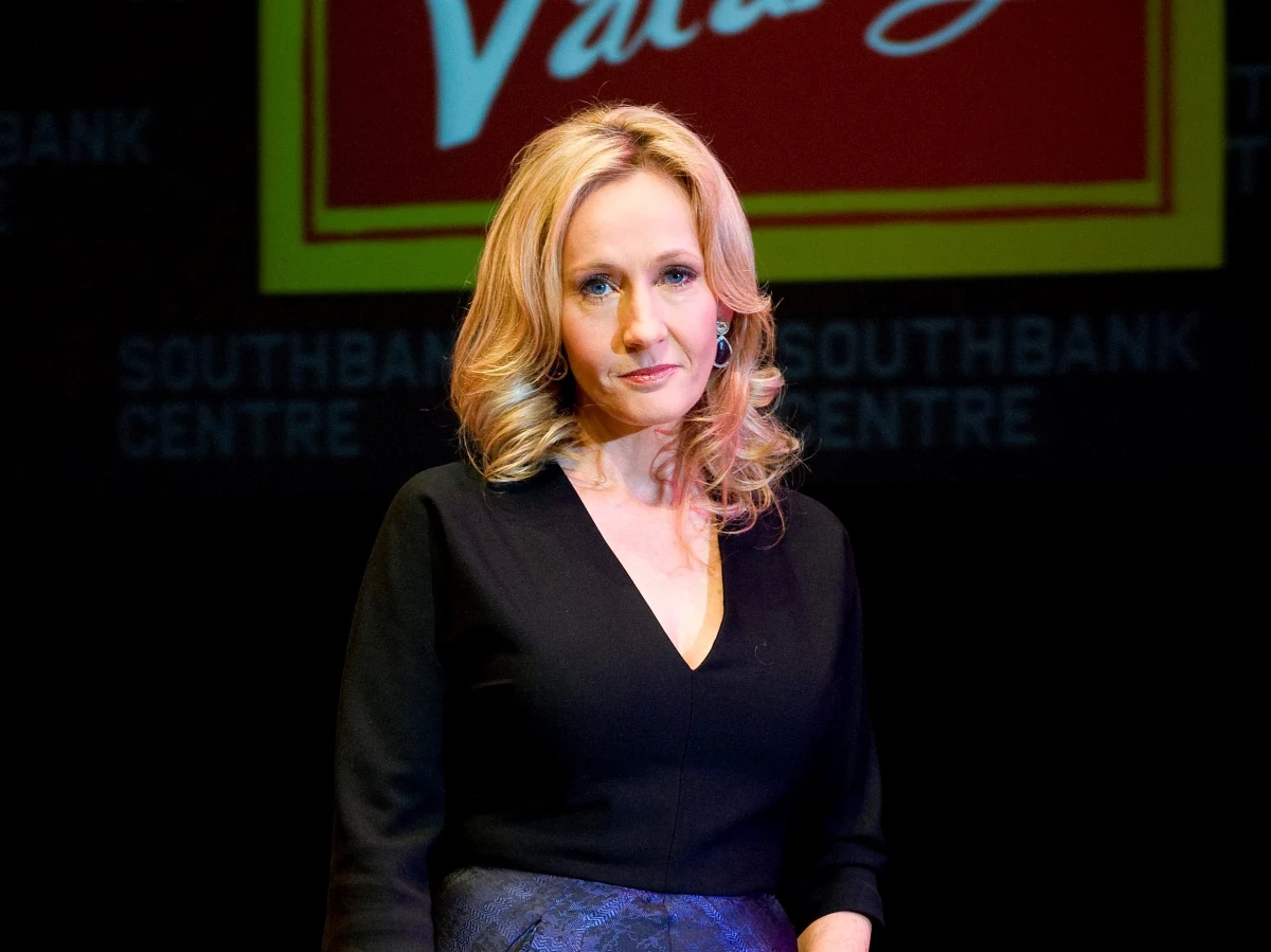 JK Rowling, autorka przygód Harry'ego Pottera, przyznała, że w głębokiej tajemnicy przed wszystkimi napisała powieść kryminalną i opublikowała ją jako rzekomy debiut literacki pod pseudonimem Robert Galbraith - informuje "Sunday Times". Tematem książki szkockiej pisarki są losy prywatnego detektywa i weterana wojennego Cormorana Strike'a.