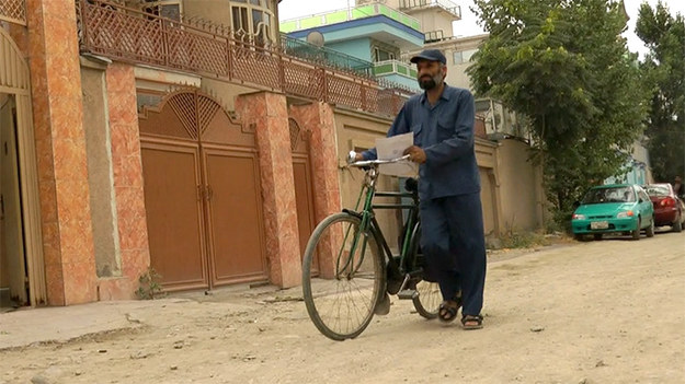Khan Aga od 20 lat dostarcza pocztę mieszkańcom Kabulu. Mimo, że doskonale zna afgańską stolicę, jego praca nie jest łatwa. W tym 5-milionowym mieście wiele ulic nie ma nazw, a domy nie są ponumerowane.