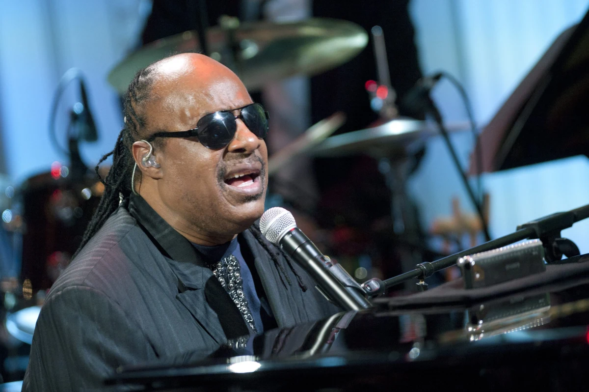 Stevie Wonder nie zagra więcej koncertu na Florydzie, dopóki ten stan nie zniesie kontrowersyjnego zapisu, pozwalającego zastrzelić napastnika w samoobronie na swoim terenie. To reakcja artysty na uniewinnienie George'a Zimmermana, strażnika osiedlowego, który zastrzelił 17-letniego czarnoskórego chłopaka.