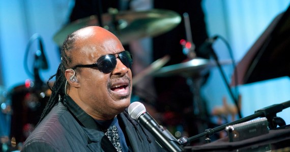 Stevie Wonder nie zagra więcej koncertu na Florydzie, dopóki ten stan nie zniesie kontrowersyjnego zapisu, pozwalającego zastrzelić napastnika w samoobronie na swoim terenie. To reakcja artysty na uniewinnienie George'a Zimmermana, strażnika osiedlowego, który zastrzelił 17-letniego czarnoskórego chłopaka.