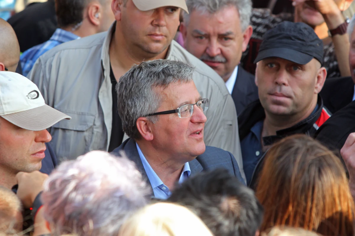 "Najwyraźniej funkcjonariusze BOR postanowili się poprawić po gigantycznej wpadce na Ukrainie, gdzie prezydent Polski Bronisław Komorowski otrzymał cios jajkiem. W trakcie wizyty nad Bałtykiem oficerowie nie pozwalali nawet dotknąć głowy naszego państwa" - informuje "Super Express".