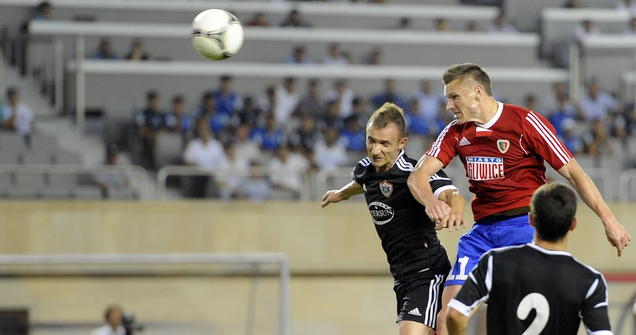 Marcin Robak uderza na bramkę gospodarzy. Fot: Irek Dorożański/www.piast-gliwice.eu