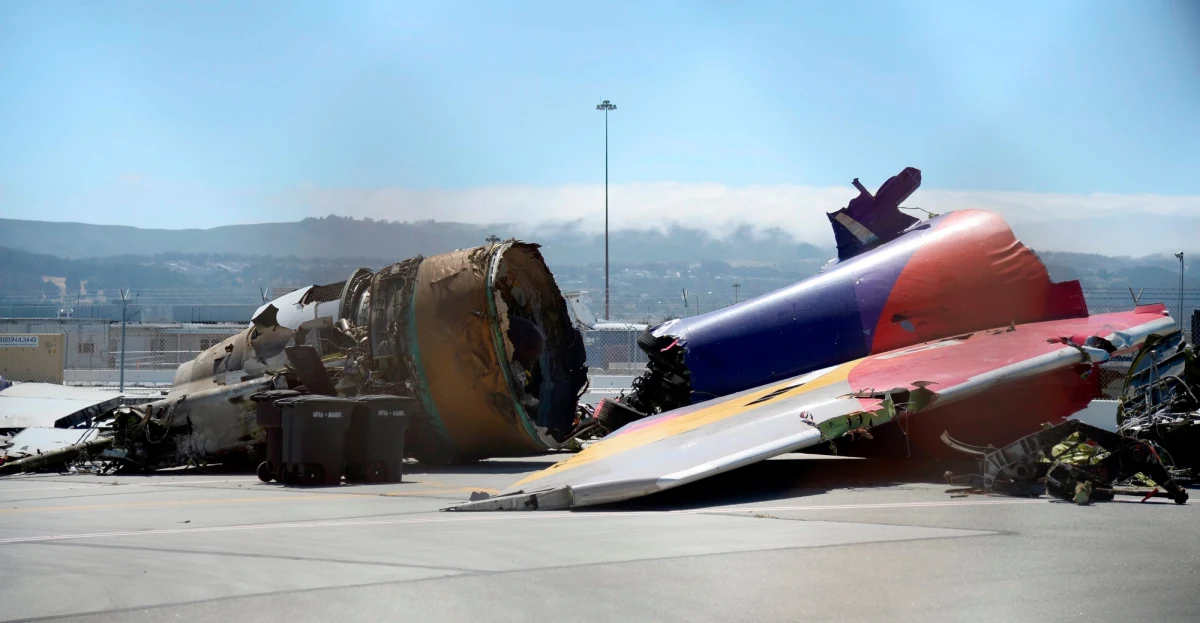 Jedna z ofiar, 16-letnia pasażerka samolotu Asiana Airlines, który 6 lipca rozbił się na lotnisku w San Francisco, zmarła z powodu urazów powstałych w wyniku potrącenia przez wóz strażacki jadący na miejsce. Nastolatka przeżyła sam upadek. Tę informację podał lekarz medycyny sądowej.