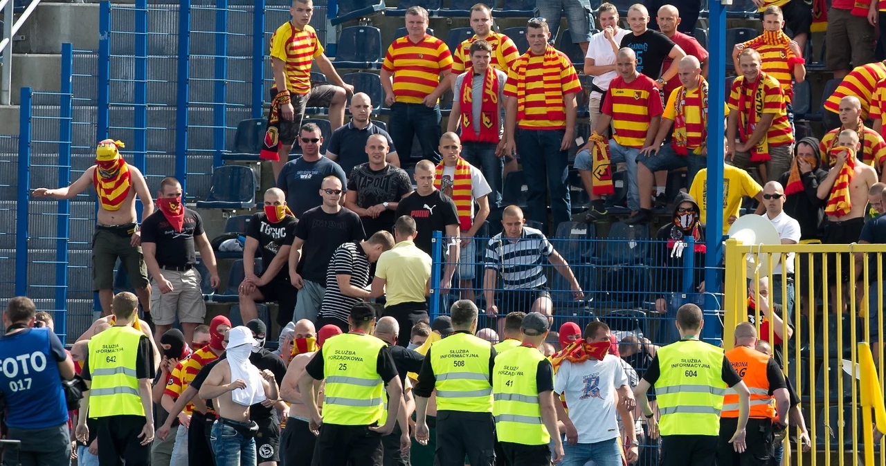 Kibice Jagiellonii Białystok w starciu z ochroną stadionu