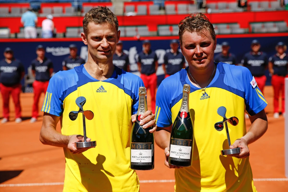 Mariusz Fyrstenberg i Marcin Matkowski wygrali tenisowy turniej w Hamburgu. W finale pokonali Brazylijczyków Alexandra Peyę i Bruno Soaresa 3:6, 6:1, 10-8. Dzięki temu zarobili blisko 80 tysięcy euro.