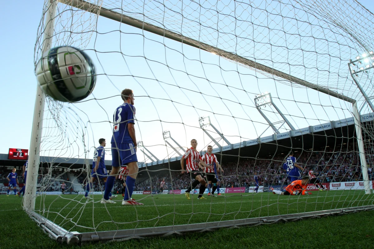 Śląsk Wrocław zremisował na wyjeździe z Koroną Kielce 0:0 w meczu pierwszej kolejki piłkarskiej Ekstraklasy. Aż pięć goli obejrzeli kibice Cracovii. "Pasy" przegrały jednak z Piastem Gliwice 2:3.