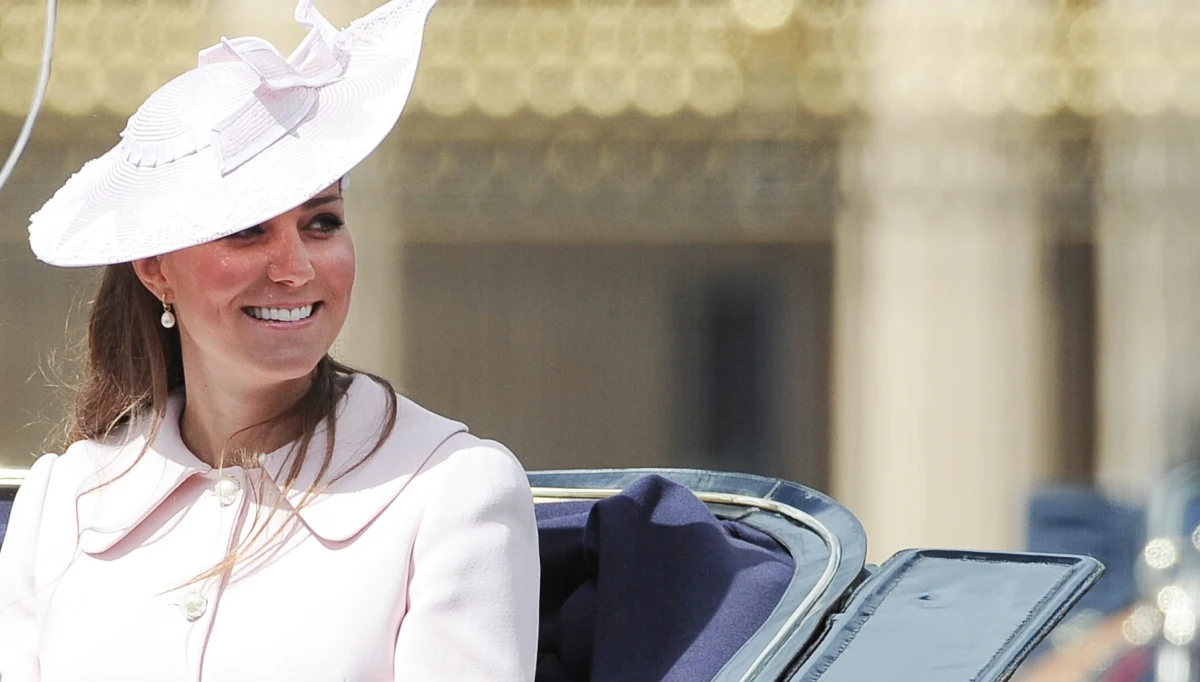 Księżna Kate jest już w szpitalu. Żona księcia Williama, u której rozpoczęła się akcja porodowa, została przyjęta na oddział położniczy szpitala St. Mary’s w Londynie. Do szpitala przyjechała samochodem, razem ze swoim mężem, prosto z Pałacu Kensington. Będzie to pierwsze dziecko książęcej pary.