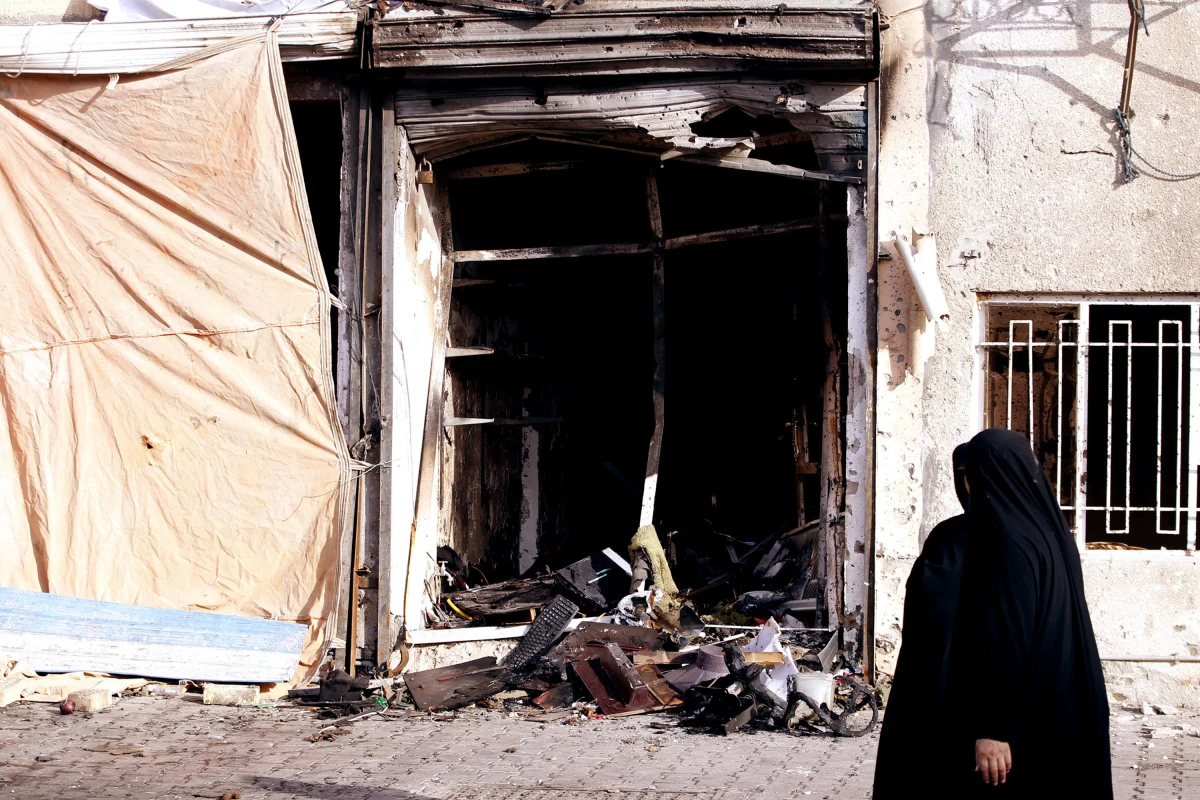 Co najmniej 53 osoby zginęły, a kilkadziesiąt zostało rannych podczas zamachów na konwój wojskowy i dwa więzienia w Iraku - poinformowały władze. Wśród zabitych jest 21 więźniów i i 32 funkcjonariuszy sił bezpieczeństwa.