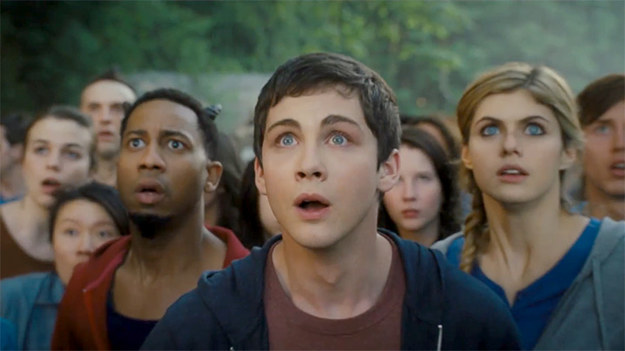 Percy Jackson, wraz ze swoimi przyjaciółmi Annabeth Chase, Clarisse i Tysonem, udają się w podróż do Morza Potworów, aby odnaleźć Złote Runo.