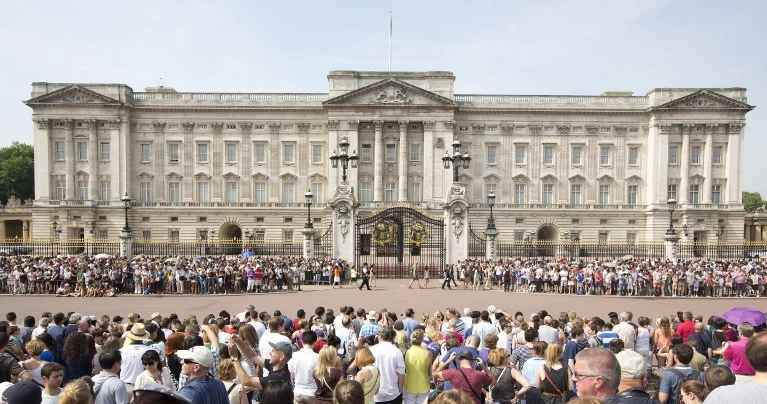 Brytyjczycy gromadzą się przed Pałacem Buckingham