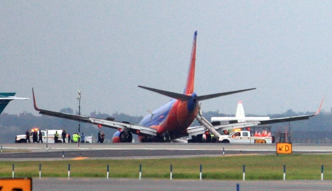 Boeing 737 zjechał z pasa startowego