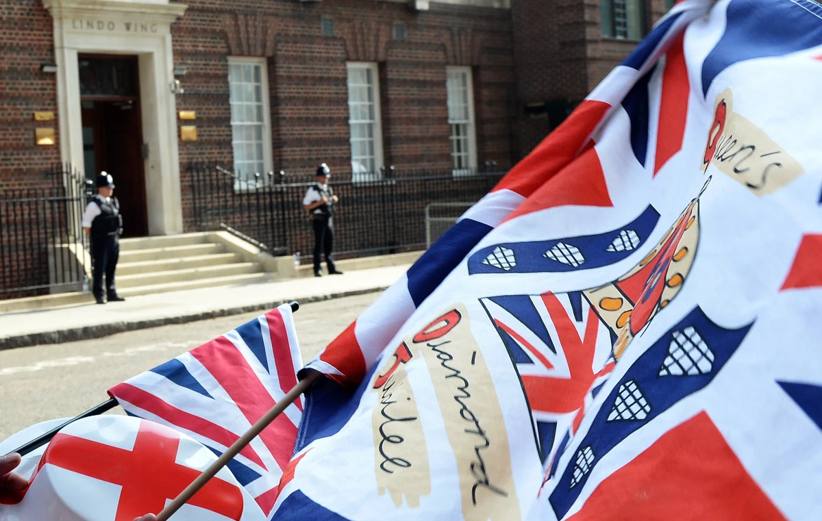 Pierwsze dziecko księcia Williama i księżnej Kate, urodzony w poniedziałek chłopiec, którego imię nie jest jeszcze znane, to pierwszy od 120 lat prawnuk panującego brytyjskiego monarchy. Jest to zasługa długowieczności 87-letniej obecnej królowej Elżbiety II.