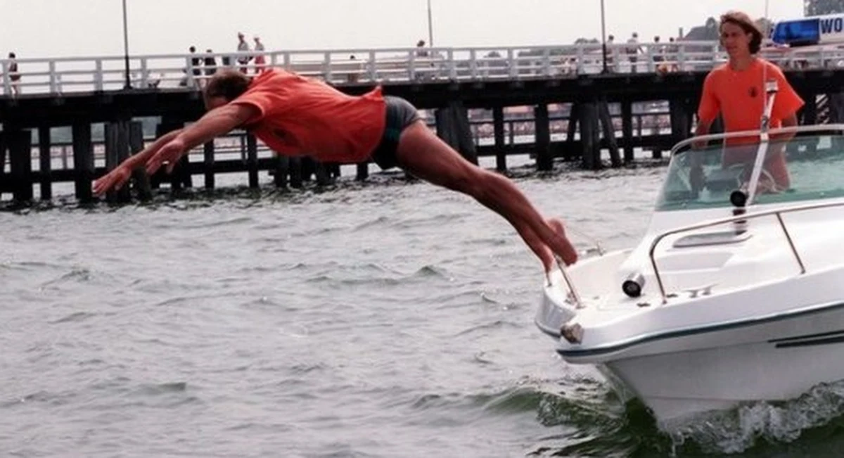 Jesteśmy wycieńczeni - mówi Jarosław Radke, szef puckiego WOPR-u. Tylko na odcinku od Chałup do Władysławowa ratownicy wyciągali wczoraj z wody 26 tonących. Dwóch osób nie udało się uratować, jednej odnaleźć. W sumie od początku wakacji w kraju utonęło ponad 200 osób.