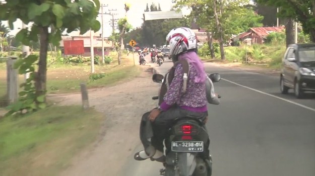 "Kiedy kobieta siedzi na siodełku motocykla lub skutera okrakiem, wrażliwe części jej ciała dotykają mężczyzny, który kieruje pojazdem. To nieprzyzwoite!" Czy te słowa to mało zabawny żart? Nie! Zostały wypowiedziane zupełnie serio przez przedstawiciela władz indonezyjskiego miasta Lhokseumawe, gdzie obowiązuje prawo szariatu. W mieście tym działa... policja religijna, która bezlitośnie tropi wszelkie przejawy "niemoralnych zachowań". Na jej celowniku nie są jednak złodzieje czy wandale, ale kobiety odsłaniające włosy i przyjmujące "erotyczne pozy".