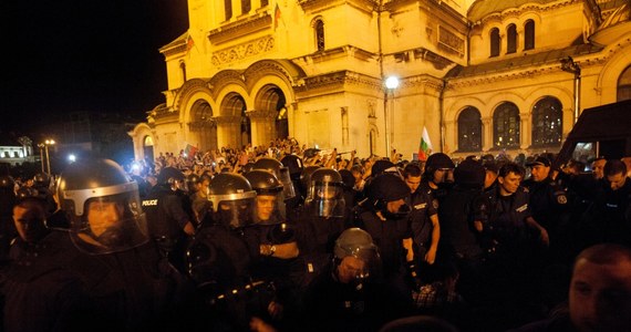 Przed parlamentem w Sofii doszło wczoraj wieczorem do starć policji z uczestnikami antyrządowych protestów. Demonstranci otoczyli budynek parlamentu i uniemożliwiali wyjście deputowanym i akredytowanym tam dziennikarzom. Dziś nad ranem policja wyprowadziła z gmachu 2 grupy osób.