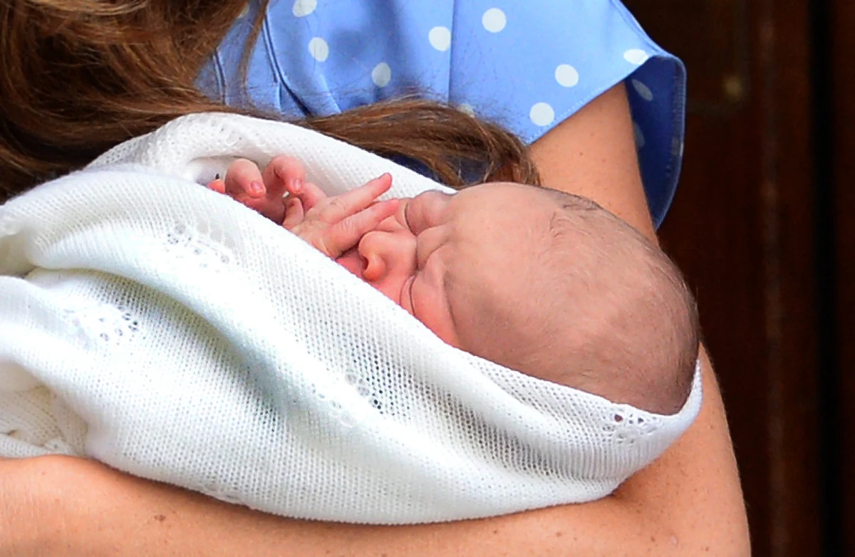 Jak podają brytyjskie media, królowa Elżbieta II po raz pierwszy odwiedziła swojego prawnuka. Mimo że dowiedziała się o jego przyjściu na świat jako jedna z pierwszych, królowa dopiero teraz miała okazję poznać nowo narodzonego syna księżnej Kate i księcia Williama. 