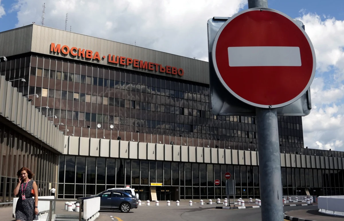 Nie wiadomo, czy Edward Snowden opuści w najbliższym czasie lotnisko Szeremietiewo. Najpierw rosyjskie agencje podały, że wydano mu dokument pozwalający opuścić lotnisko Szeremietiewo. Chwilę później pojawiło się jednak dementi. "Nic nie wiemy o dokumentach dla Snowdena" - oświadczyła Federalna Służba Migracyjna. Amerykanin, który od miesiąca koczuje na moskiewskim lotnisku, poprosił Rosję o udzielenie czasowego azylu. 