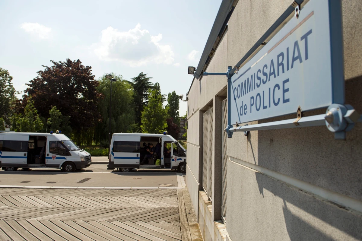 Kryminalista, ścigany po głośnej ucieczce sprzed wwiezienia koło Lille, znów ośmieszył francuskich policjantów. Tym razem mundurowi padli ofiarą manipulacji ze strony przestępcy i... wyważyli drzwi do mieszkania przypadkowej rodziny.