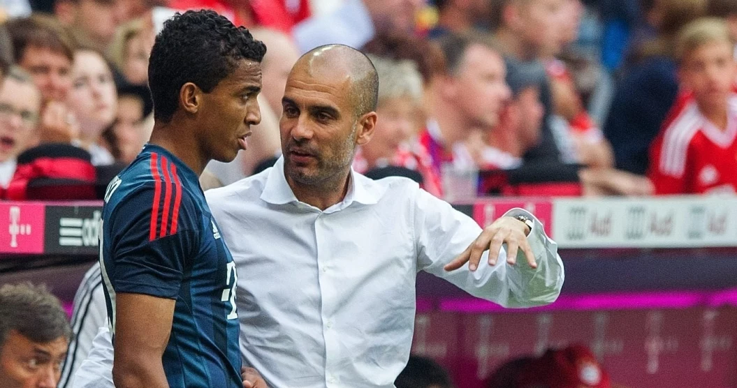 Pep Guardiola instruuje Luiza Gustavo