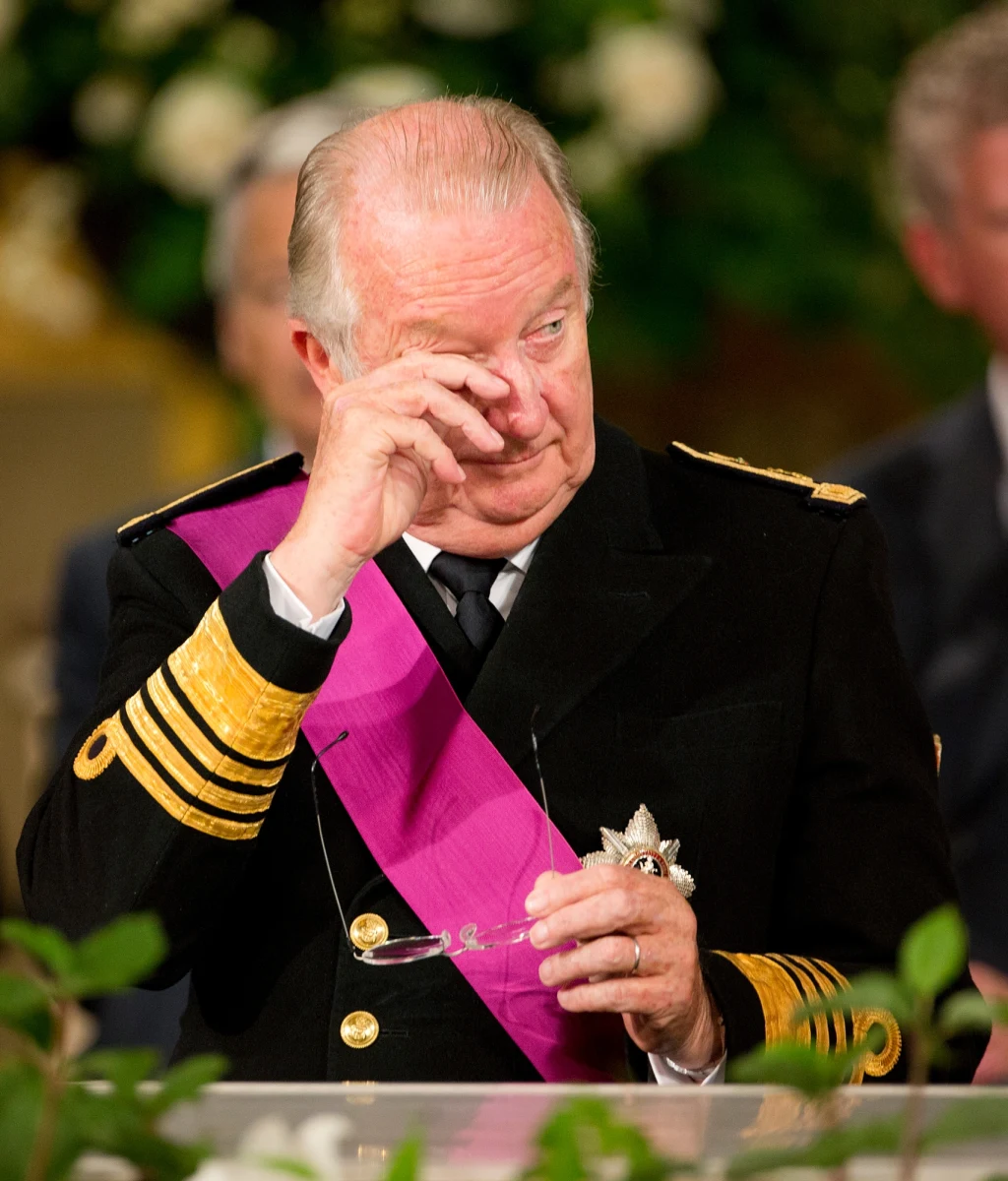 Albert II, który abdykował na rzecz swojego syna w ostatnią niedzielę, ma kłopoty. Jego nieślubna córka rozpoczyna nową procedurę sądową, chcąc udowodnić, że jest jej ojcem. 