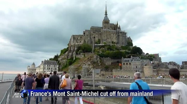 Mont Saint-Michel - Wzgórze Świętego Michała - to jedna z najpopularniejszych atrakcji turystycznych Francji. Położone u wybrzeży Normandii wzgórze, na szczycie którego znajduje się średniowieczne benedyktyńskie opactwo, odwiedza co roku ok. 3 miliony turystów. Ale w tych dniach wszyscy chętni do zwiedzania opactwa mogą się tam dostać jedynie wpław... albo na pokładzie statku czy łódki. Dlaczego? Wszystkiemu winne są wysokie fale przypływu, które odcięły wzgórze od lądu, zamieniając je w wyspę.