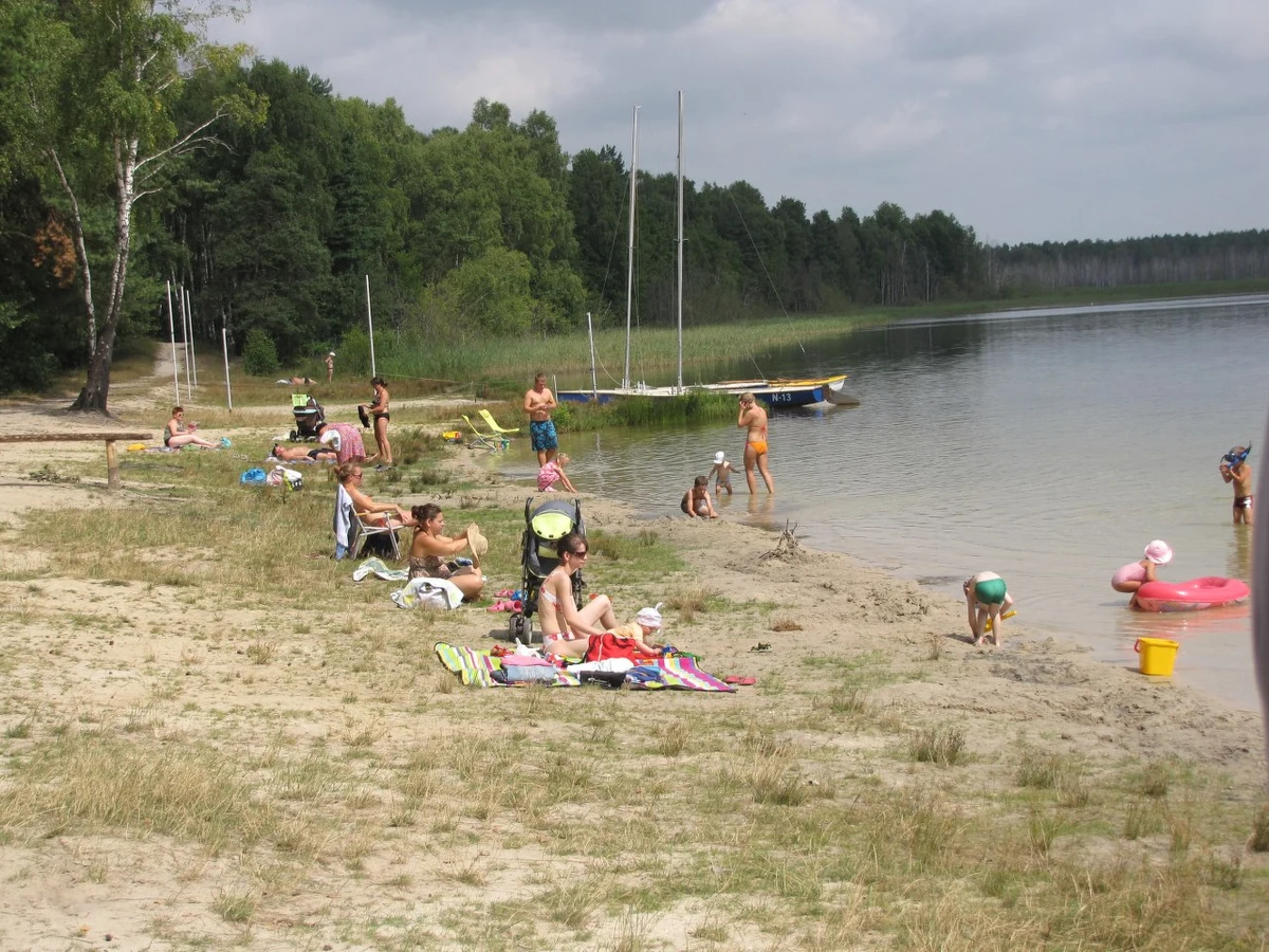 Im cieplej na dworze, tym bardziej jesteśmy narażeni na udary słoneczne. Są one groźne, ponieważ mogą prowadzić do uszkodzeń mózgu. Robert Wawruch, szef ratowników lubelskiego WOPR radzi, co zrobić, kiedy już zdarzy nam się przegrzać na słońcu.